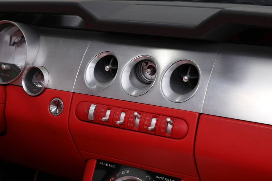 Детали интерьера Ford Mustang GT Convertible Concept 2004 года  (фото 10 из 51)